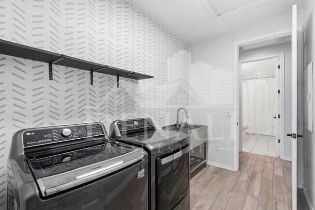 Building Photo - 4220 S Macy Cir