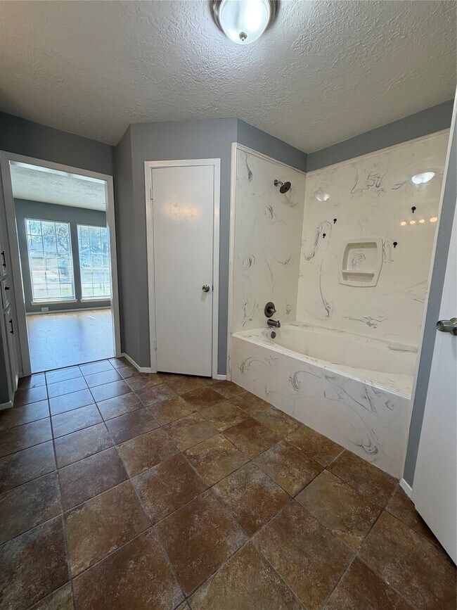 Building Photo - 703 Bayview Dr