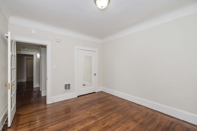 Building Photo - UPDATED PRICING! Parking! 2BR. Private Patio!  DISHWASHER! On-Site LAUNDRY! HARDWOOD!