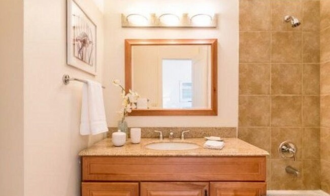 Building Photo - 2 Bed, 2.5 Bath Townhouse with 330+ Sq Ft of Commercial/Studio Space