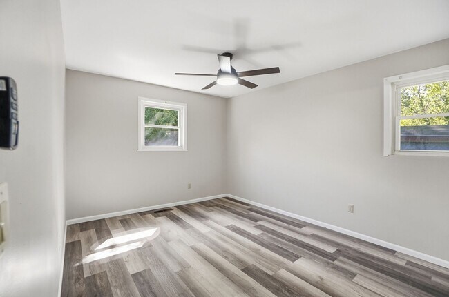 Building Photo - Three Bedroom Home with Great Outdoor Entertainment Space!