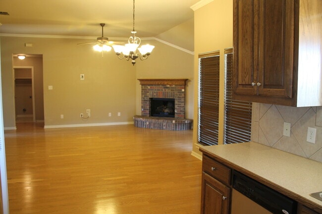 Building Photo - 191 Aster Dr