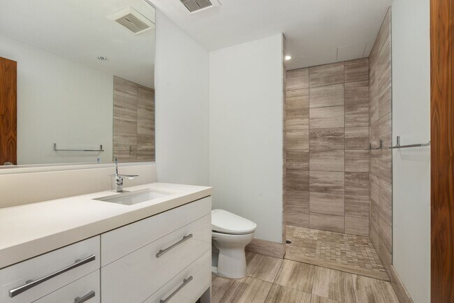 Building Photo - Luxury PH. Ocean Views. Resort Like Amenities