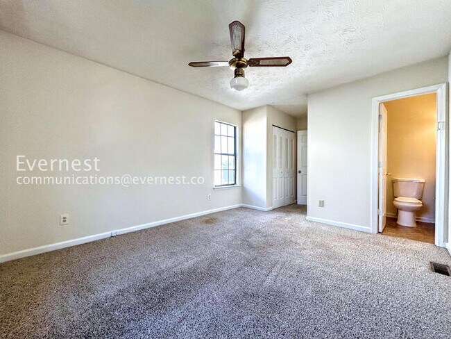 Building Photo - 2 Bed/2 Bath Home with Fenced Yard /Available now!