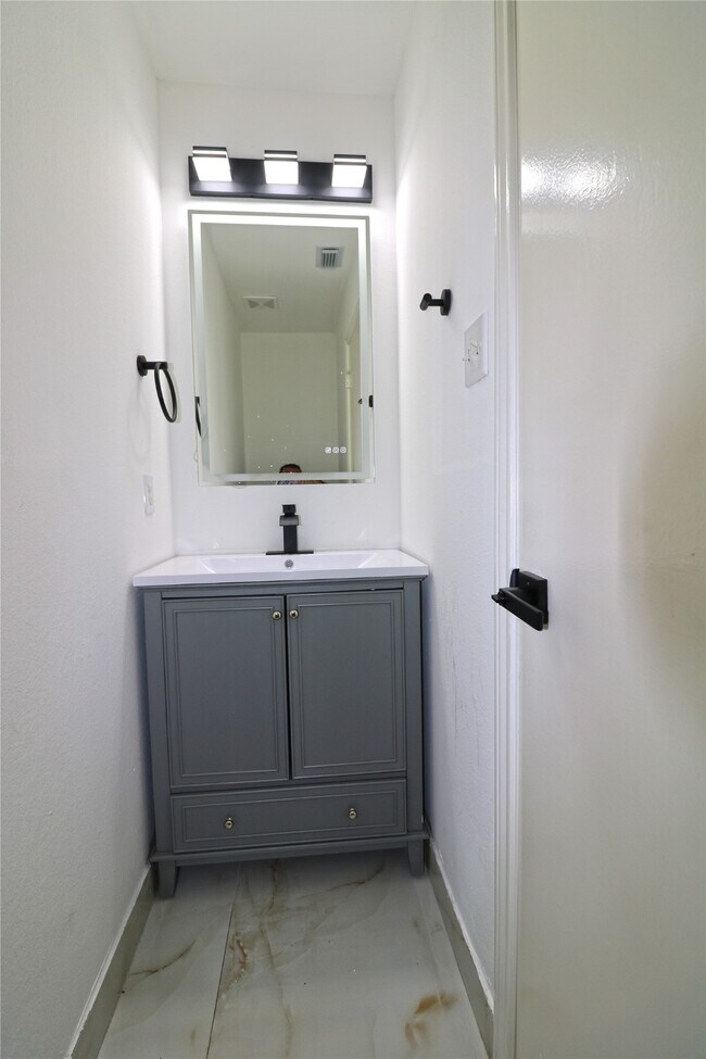 Building Photo - 9611 Rads Point