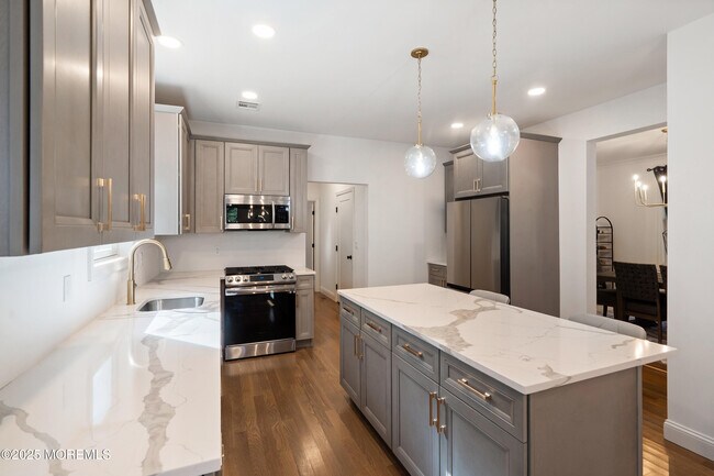 Building Photo - 1561 Scranton Ave