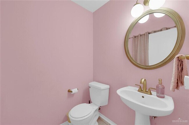 Building Photo - 32 Robin Ave