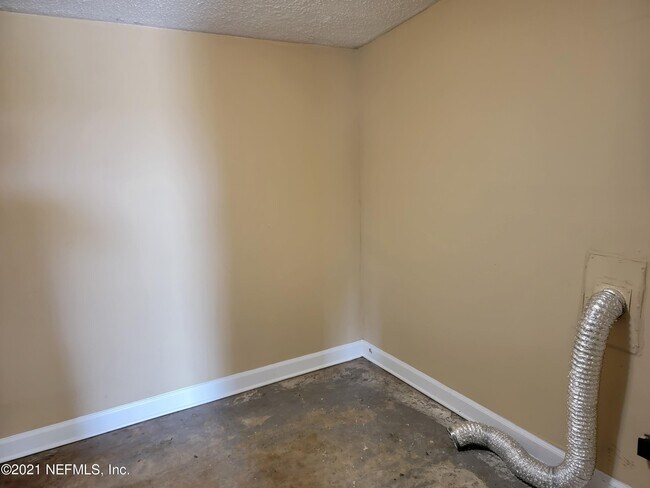 Building Photo - 115 Saratoga Cir S