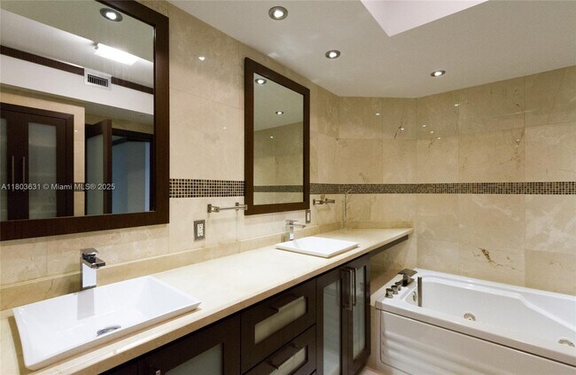 Building Photo - 4775 Collins Ave