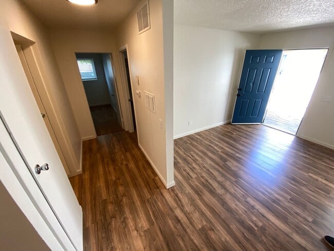 Building Photo - Remodeled 3 Bedroom 1 Bath Plus Single Car Garage