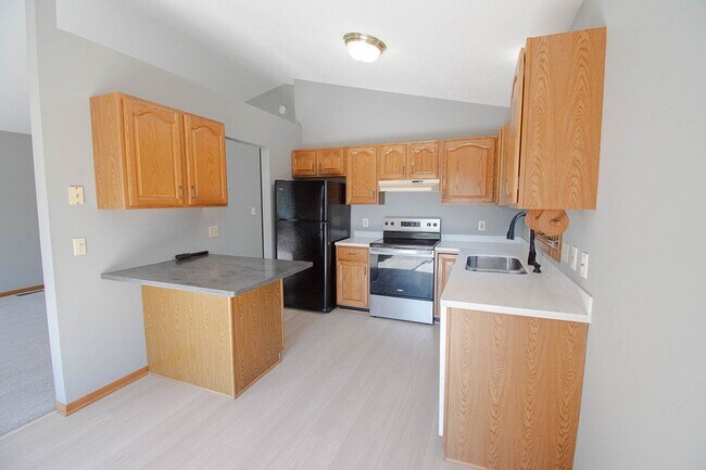 Building Photo - Pristine, Bright, and Move-In Ready in SW Rochester!