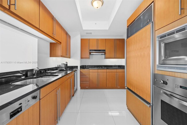 Building Photo - 1425 Brickell Ave