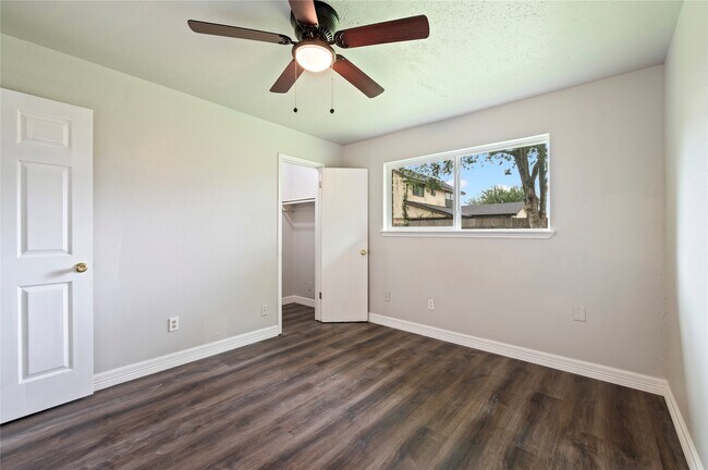 Building Photo - 15050 Blueridge Rd
