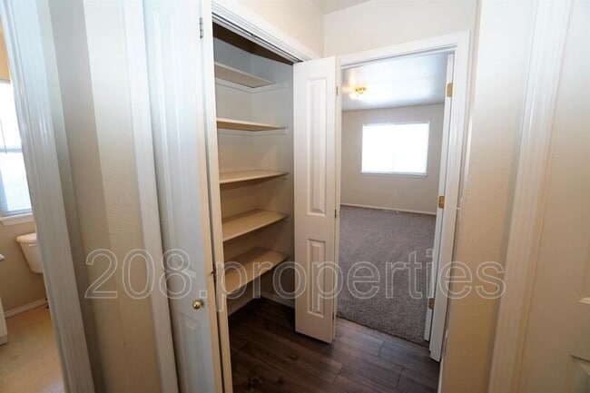Building Photo - 452 S Jolinda Ave