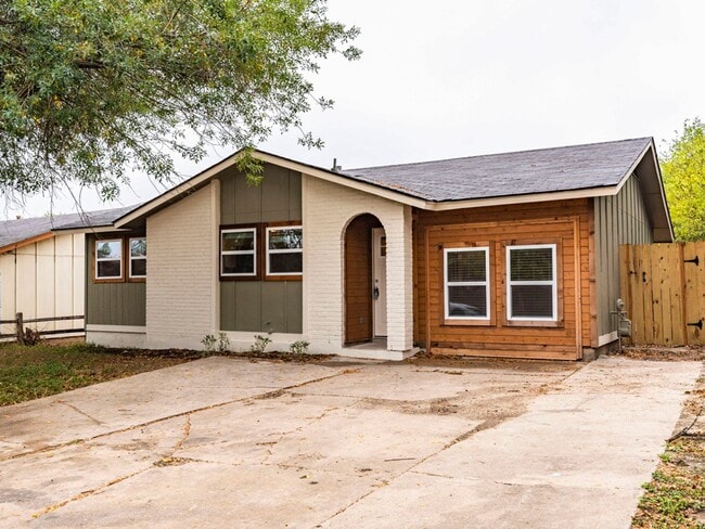 Building Photo - Fully Remodeled 4BR Home in East Austin – Modern Upgrades & Spacious Yard
