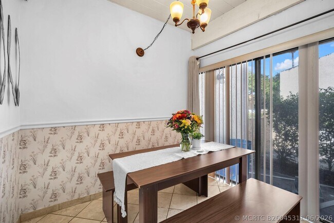 Building Photo - 740 E Coco Plum Cir