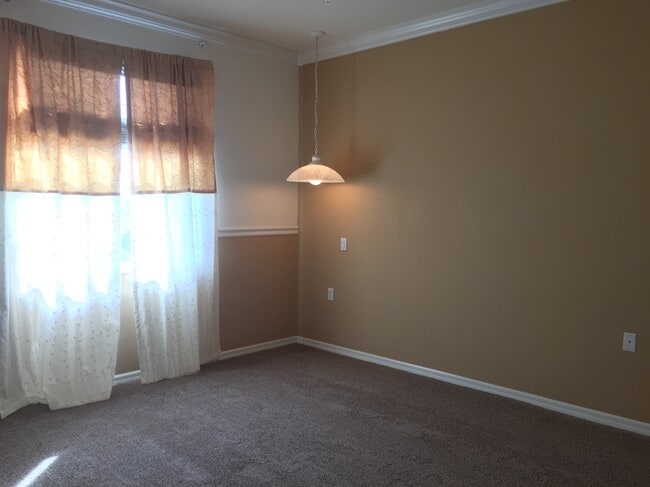 Building Photo - 8550 Kingbird Loop