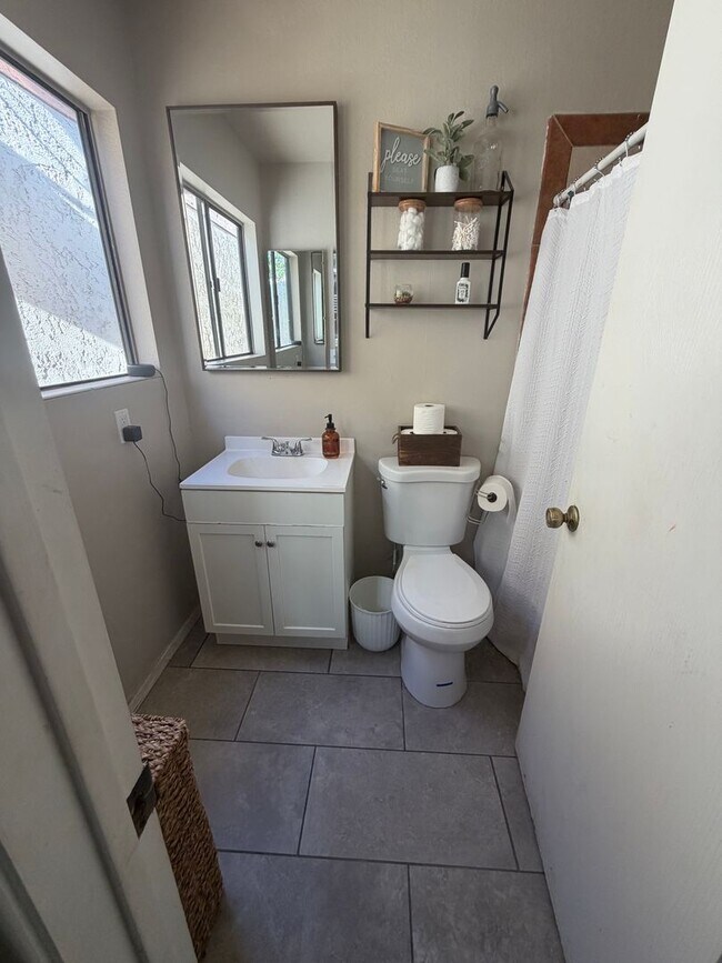 Building Photo - 2 Bedroom 2 bath private enclosed yard for