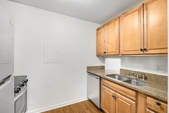 Building Photo - 2601 Hillsboro Pike