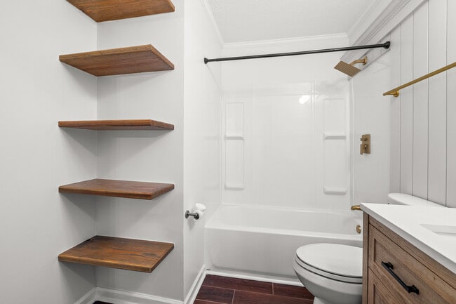 Building Photo - 351 Queens Way