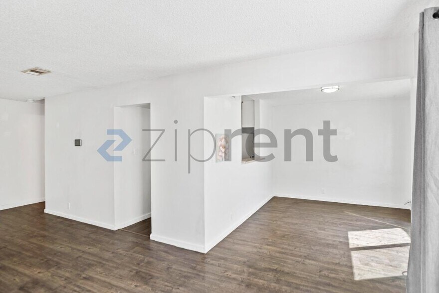 Building Photo - Unit G