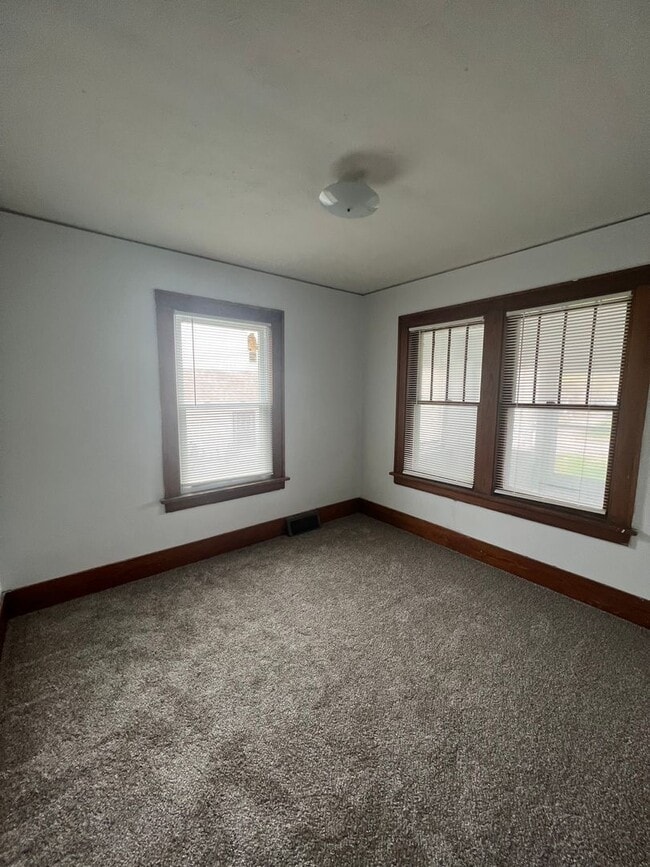 Building Photo - 2 bed 1 bath house $995