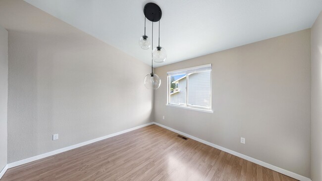 Building Photo - 3 Bed 2 Bath - Large Yard - Group - Dog Fr...