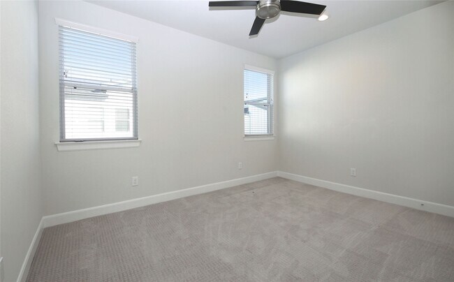 Building Photo - 506 W Donovan St