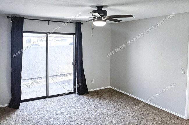 Building Photo - COMING SOON! 3 BEDROOM 3 BATH END UNIT TOW...
