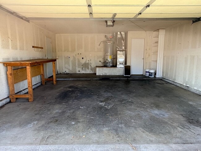 Building Photo - 3+2.5 Two Story in Tehachapi City