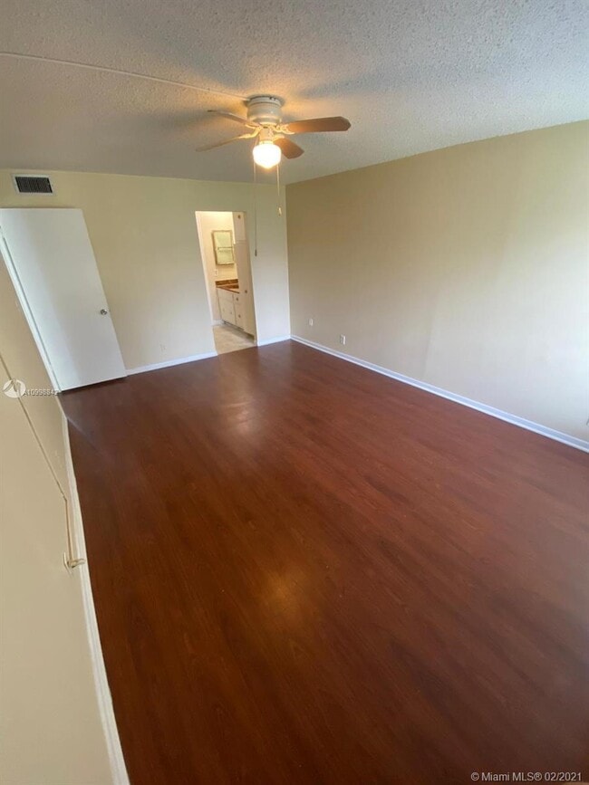 Building Photo - 3511 Inverrary Dr