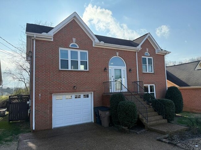 Building Photo - For Rent - Split Level Brick Home in South Nashville with Garage