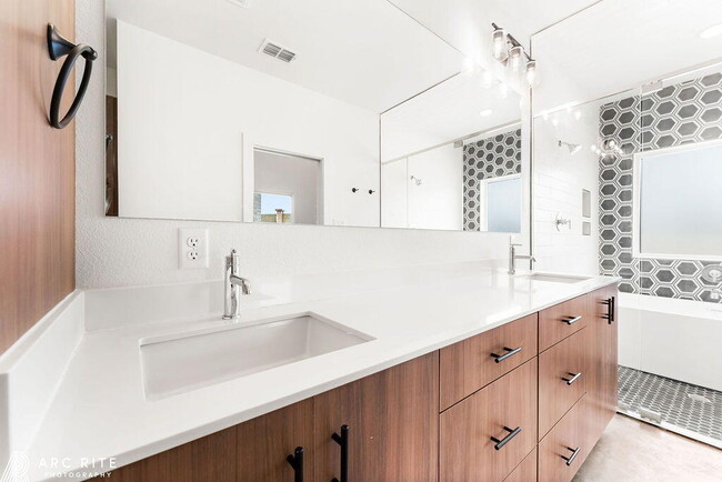 Building Photo - 2303 Toledo Ave