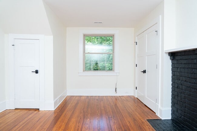 Building Photo - Large 4 Bedroom Home On Oakhurst Circle