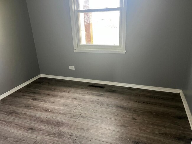 Building Photo - 717 E Clarendon Dr