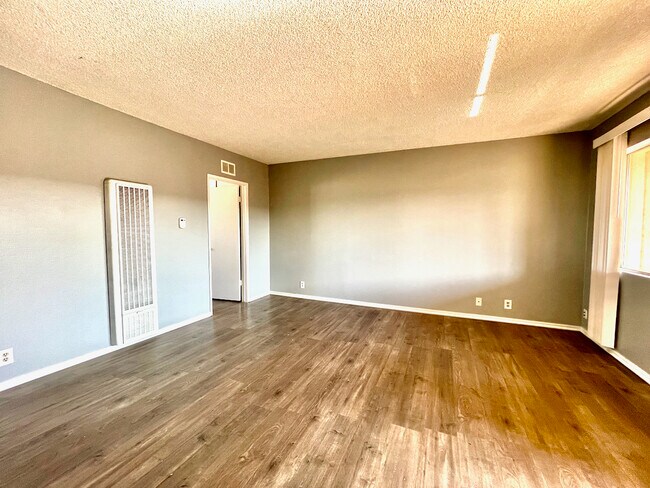 Building Photo - 2501 W Redondo Beach Blvd