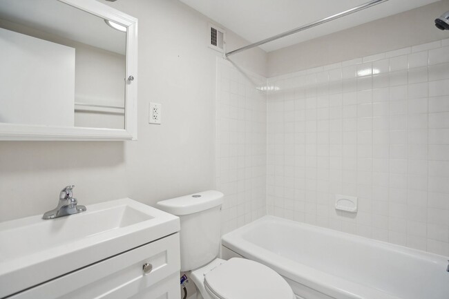 Building Photo - beautifully updated 1-bedroom, 1-bath condo