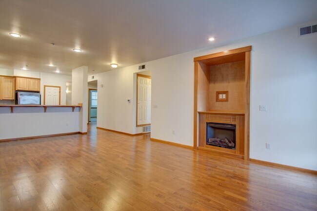 Building Photo - Spacious 2 Bed 2 Bath Condo with Private Balcony