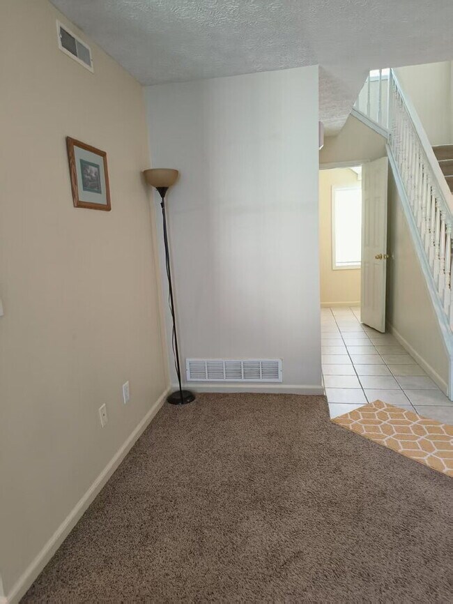 Building Photo - Reduced: 3BR/2.5BA Condo with attached single-bay garage on Southeast side