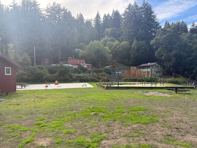 Building Photo - 729 Willow Wy