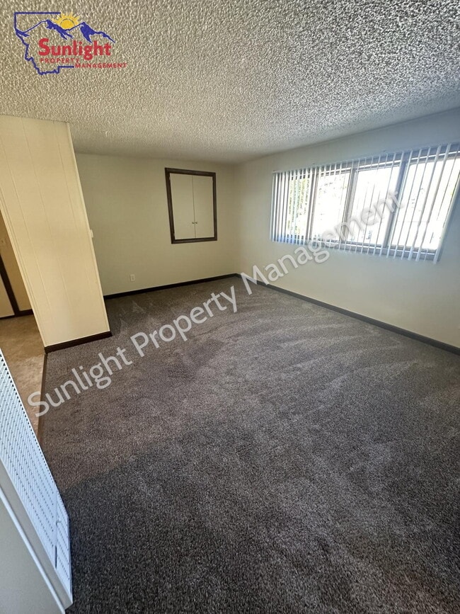 Building Photo - 302 E 1st St