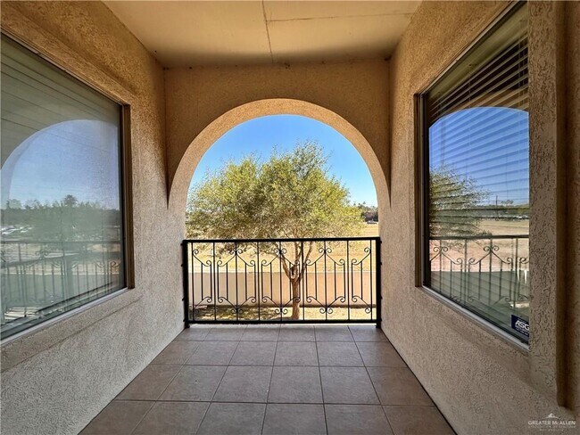 Building Photo - 25 Keeton Ave E