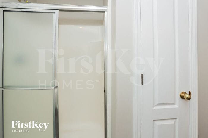 Building Photo - 205 Crown Oaks Ct