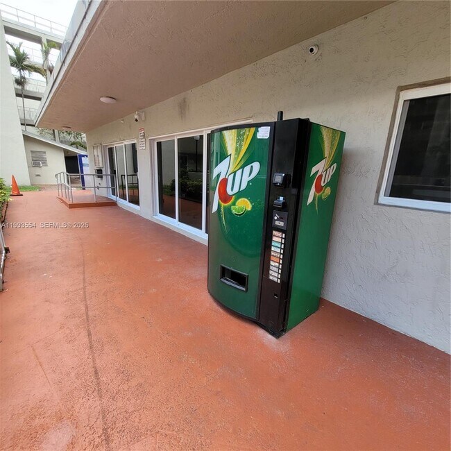 Building Photo - 10090 NW 80th Ct