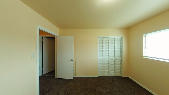 Building Photo - Newly updated 2 Bedroom, 1 bathroom Apartm...