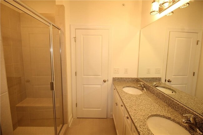 Building Photo - 6641 Beacon Dr