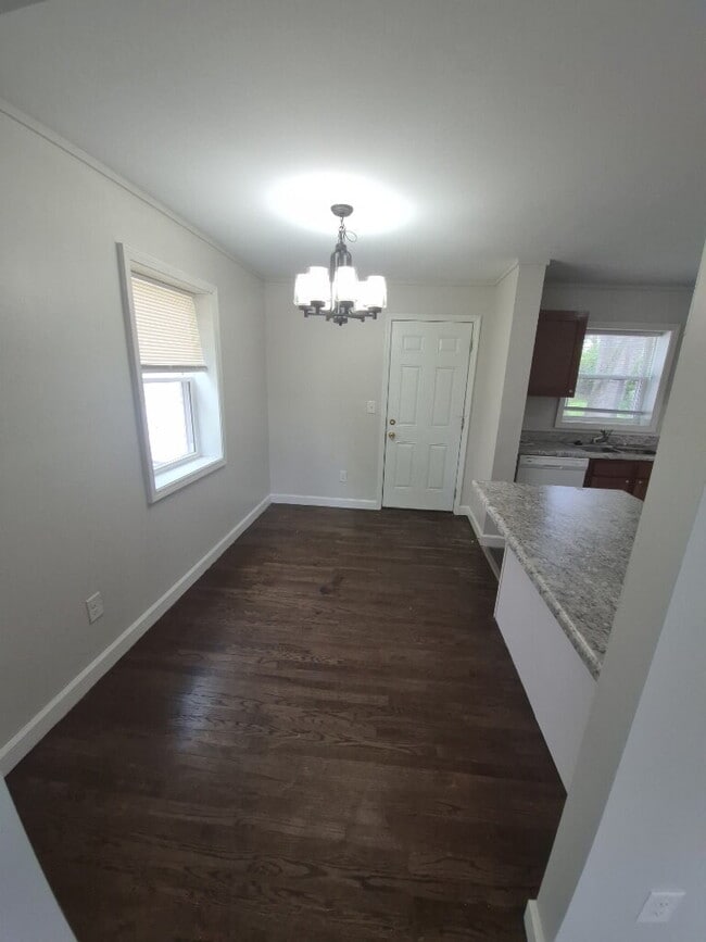 Building Photo - 5568 Raceview Ave