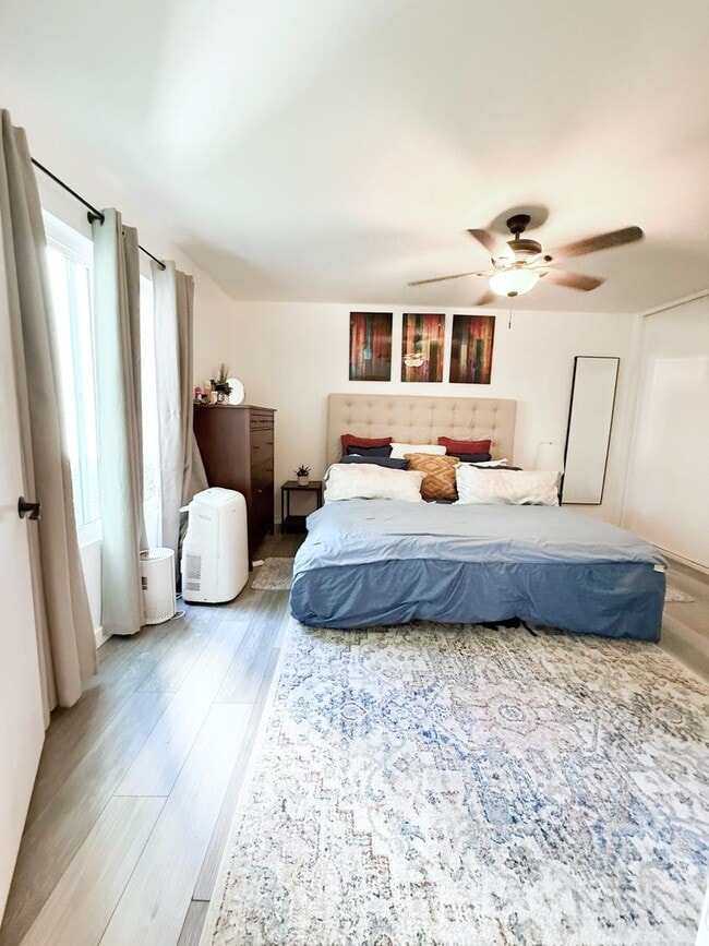 Building Photo - Charming Lake Forest Condo Ready for You! ...