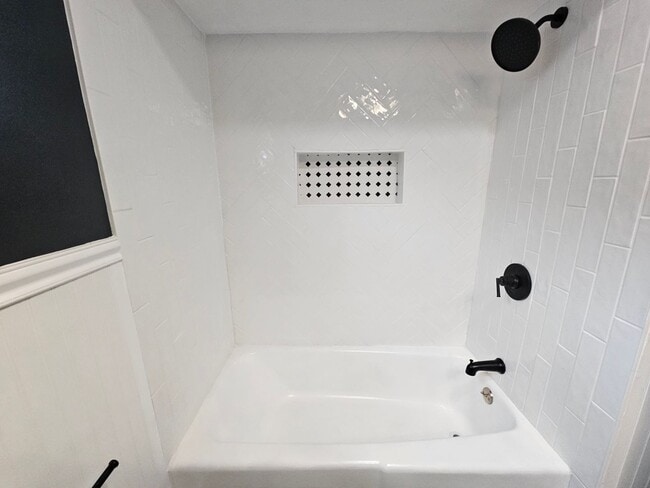 Building Photo - Newly Updated 3 bedroom 1 bath apartment i...