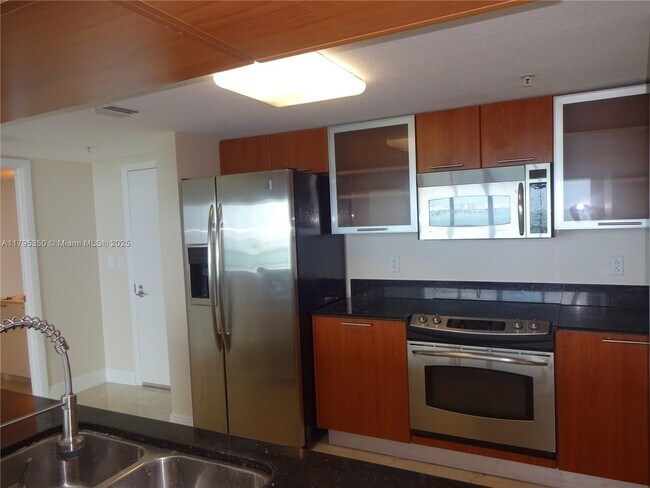 Building Photo - 1800 N Bayshore Dr